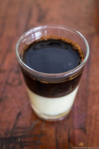 Kawę po wietnamsku można pić czarną albo ze słodkim skondensowanym mlekiem